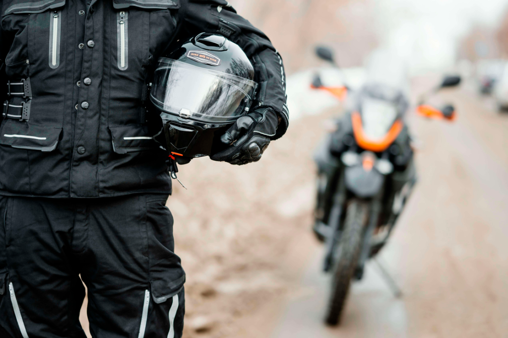 Motociclista preparado para uma entrega